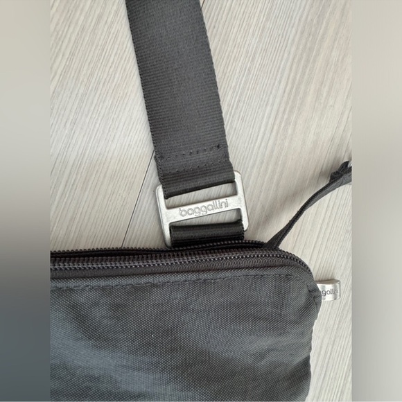 Baggallini Women's Horizon Crossbody Bag with RFID
Wristlet - CHARCOAL - Picture 10 of 11